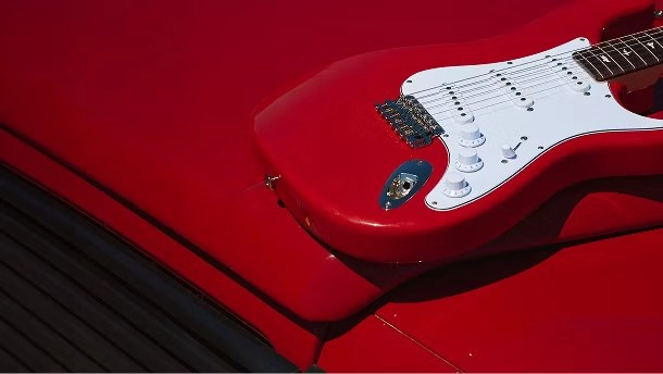 Гітара у кольорі Sedona Red на капоті Defender