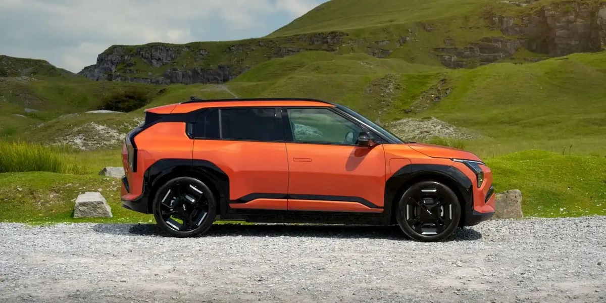 Kia EV4 на тлі пагорбів, вид збоку
