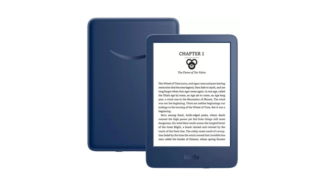 Le Kindle 12e génération en noir et en bleu clair, avec les bords d'écran arrondis et le bouton d'alimentation repositionné en haut à droite.