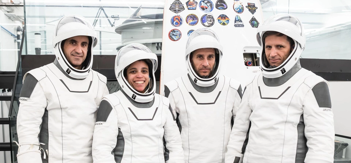 Équipage de la mission Crew-13 avant le décollage prévu le 1er octobre