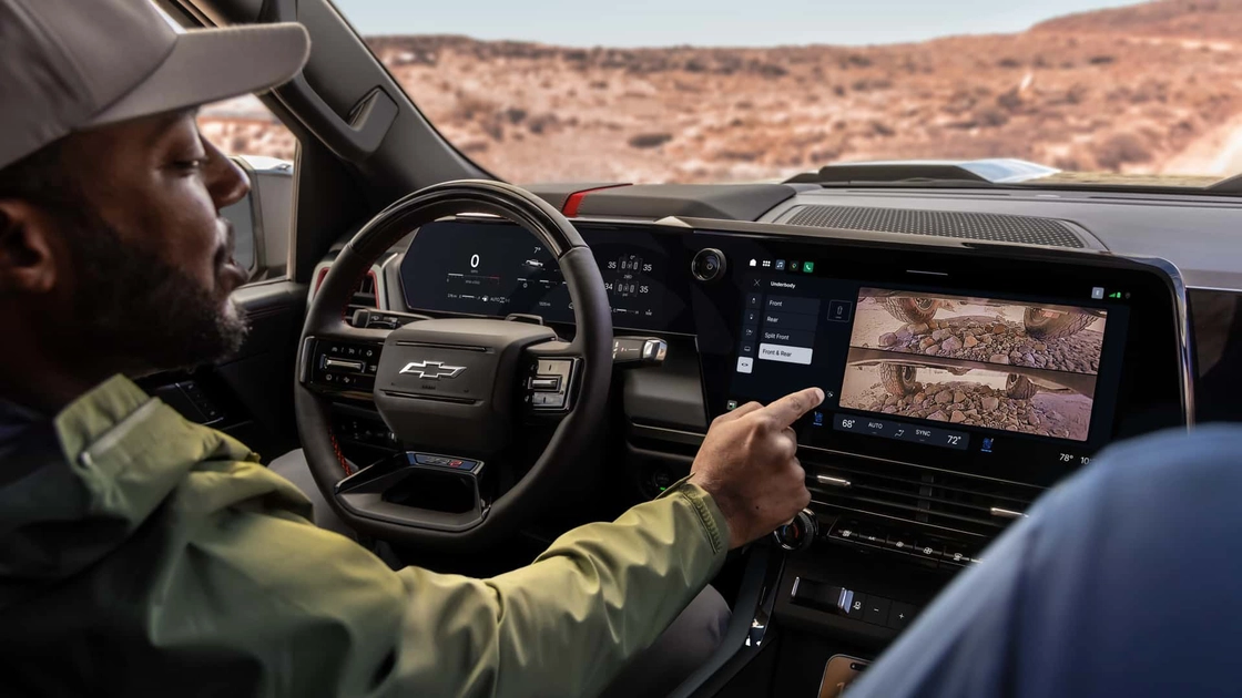 Водій торкається сенсорного екрана нового інфотейнменту Chevrolet Silverado