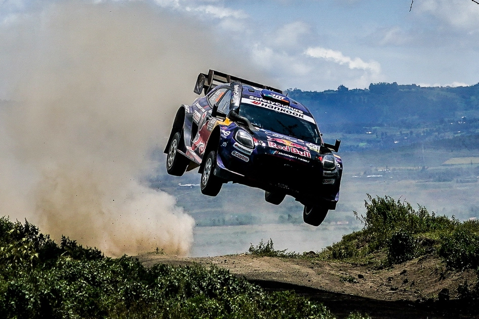 Ford Puma Rally1 команди M-Sport у стрибку на етапі WRC