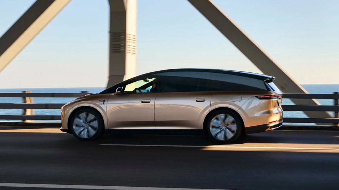 Li Auto i9 їде мостом, вигляд збоку