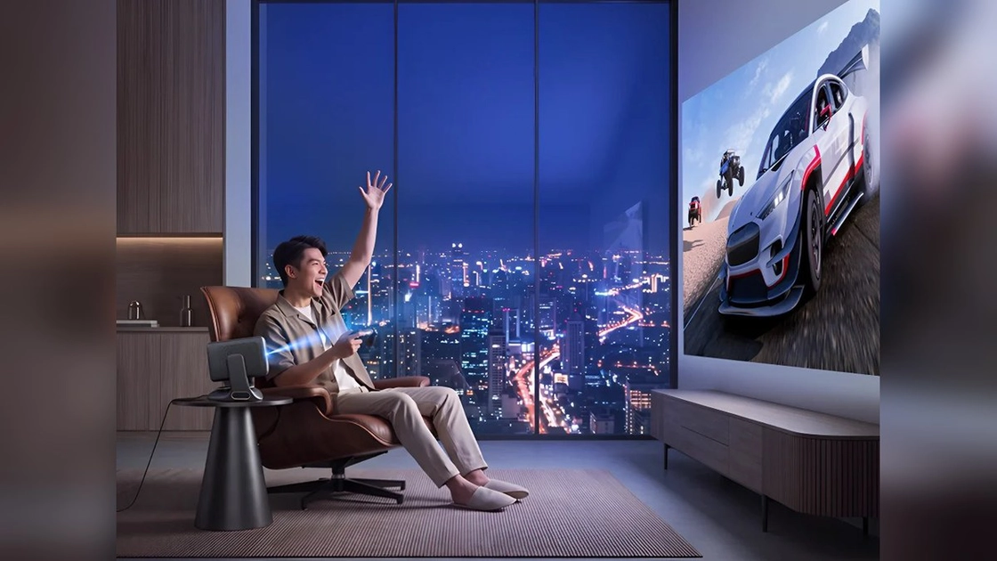 Projecteur en usage, projection sur mur dans un salon