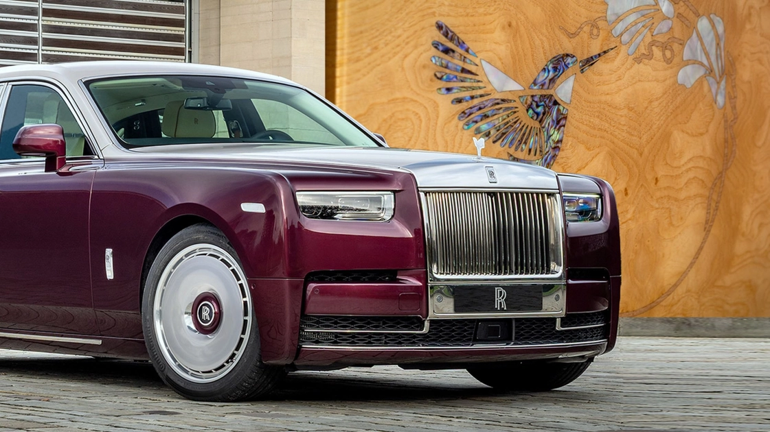Rolls-Royce Phantom Hummingbird у кольорі Wildberry з декором колібрі