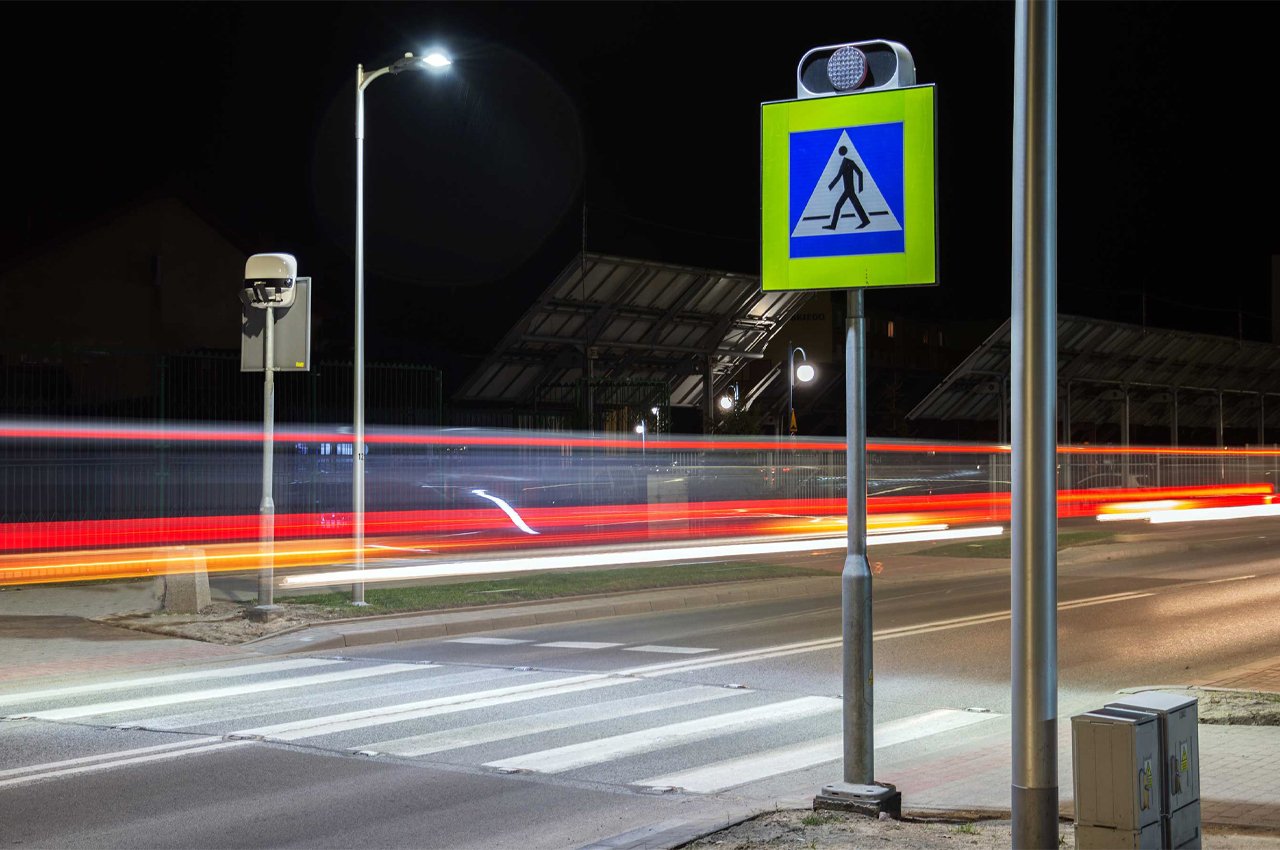 Ce système de passage pour piétons utilise une technologie intelligente pour assurer une circulation sécuritaire