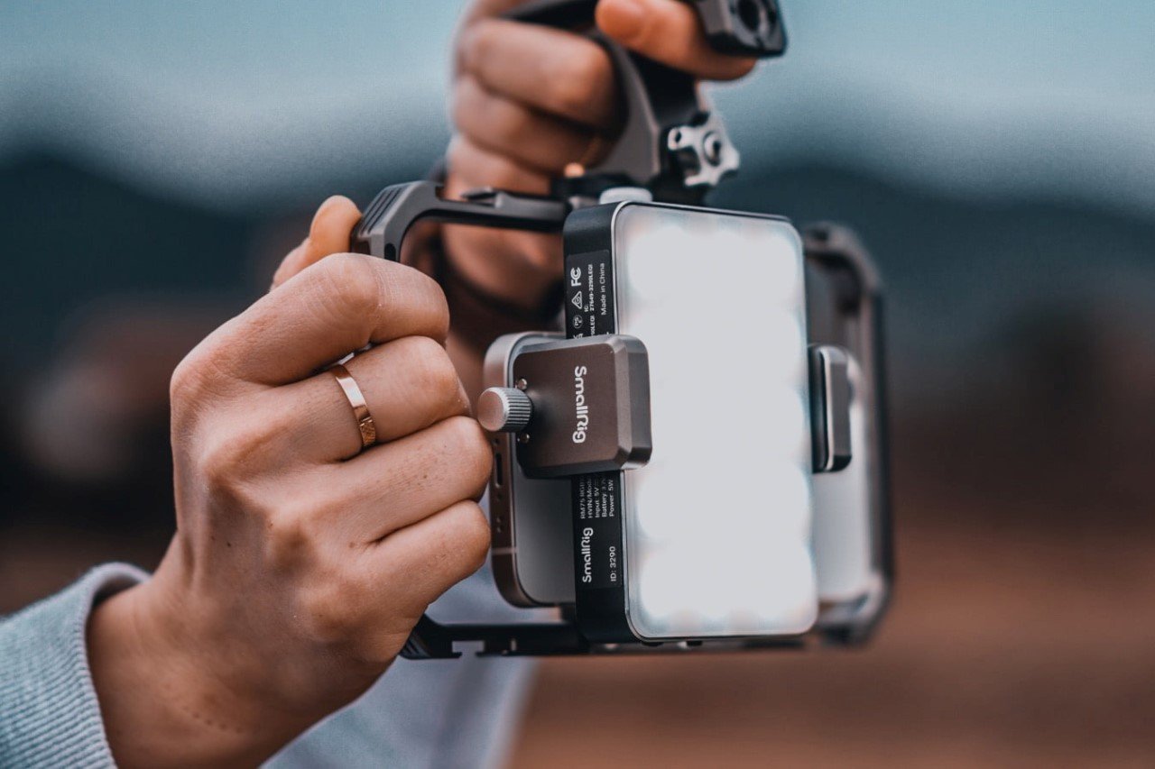 Turn your iPhone into a professional film-making setup with this modular phone-rig-4 Turn your iPhone into a professional film-making setup with this modular phone-rig-4