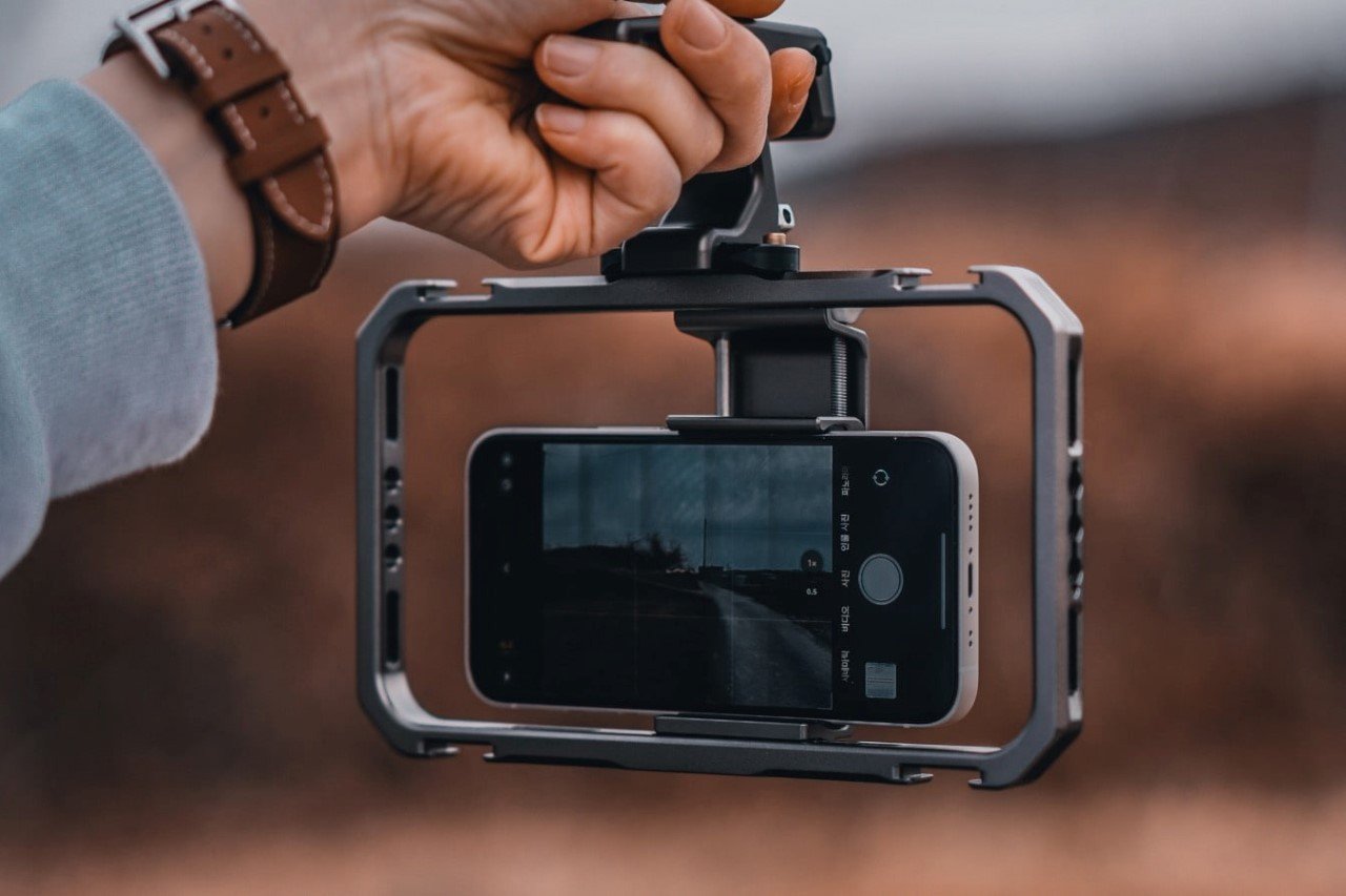 Turn your iPhone into a professional film-making setup with this modular phone-rig-8 Turn your iPhone into a professional film-making setup with this modular phone-rig-8