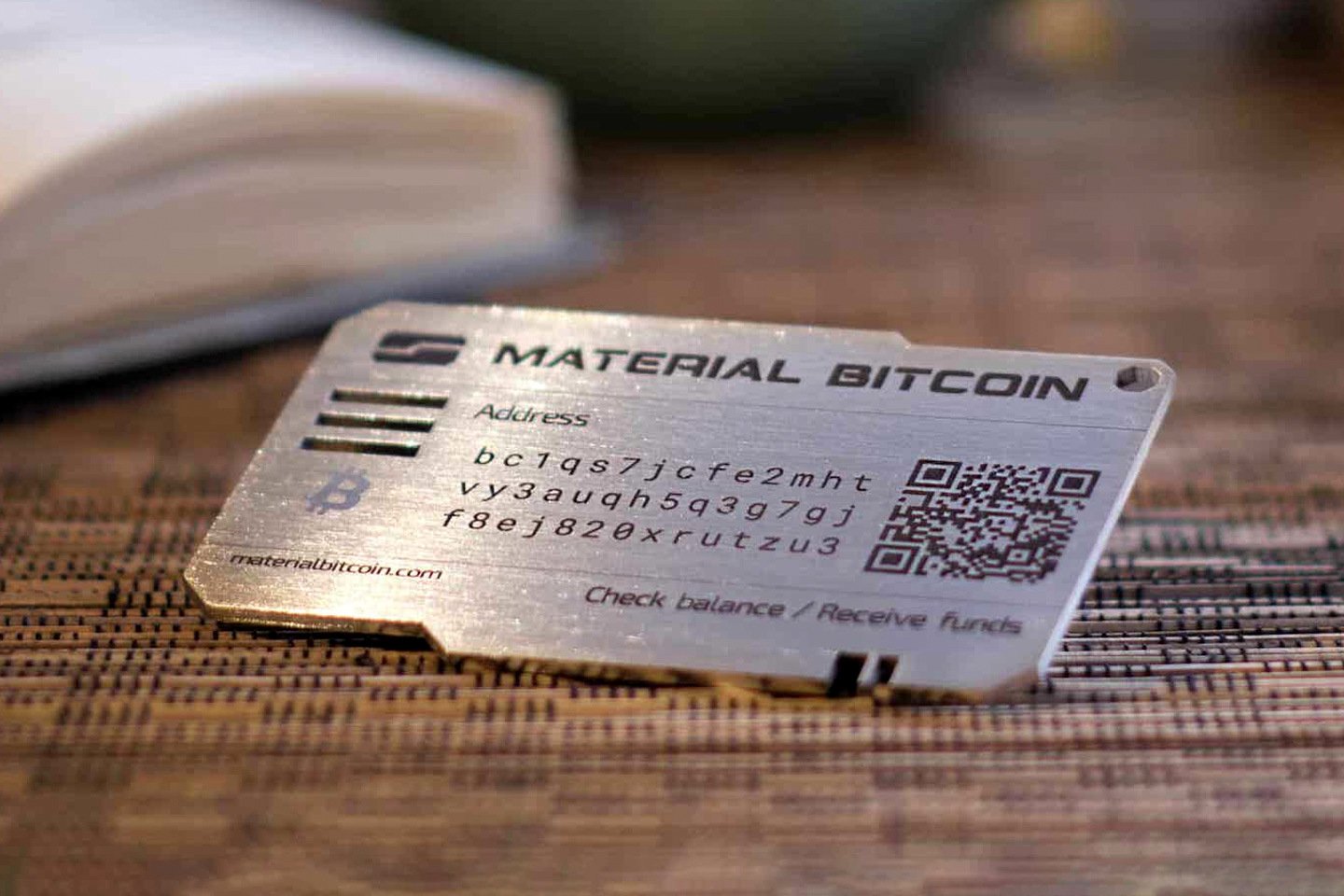 Ce portefeuille Bitcoin est aussi petit qu'une carte de crédit, mais avec une construction métallique incassable