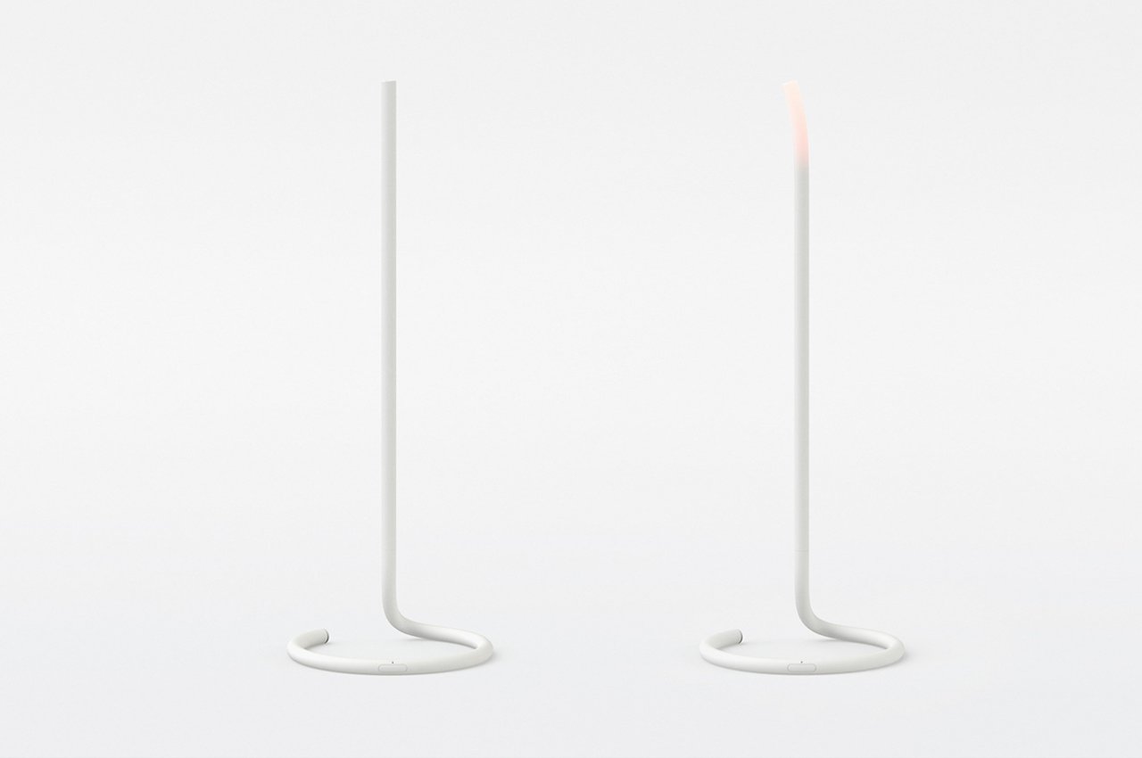 La lampe à encens s'enroule et se plie comme un véritable encens