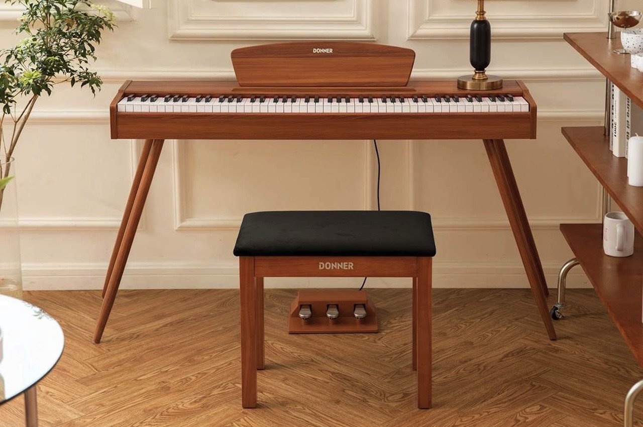 Ce piano numérique fait une belle impression avec sa finition en bois, son acoustique semblable à celle d'un piano à queue