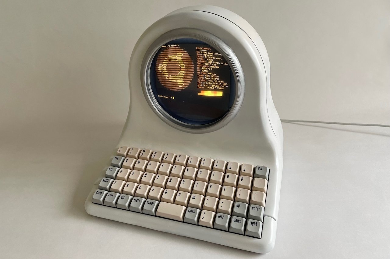 Cet ordinateur rétro-futuriste funky est en fait un ordinateur portable déguisé