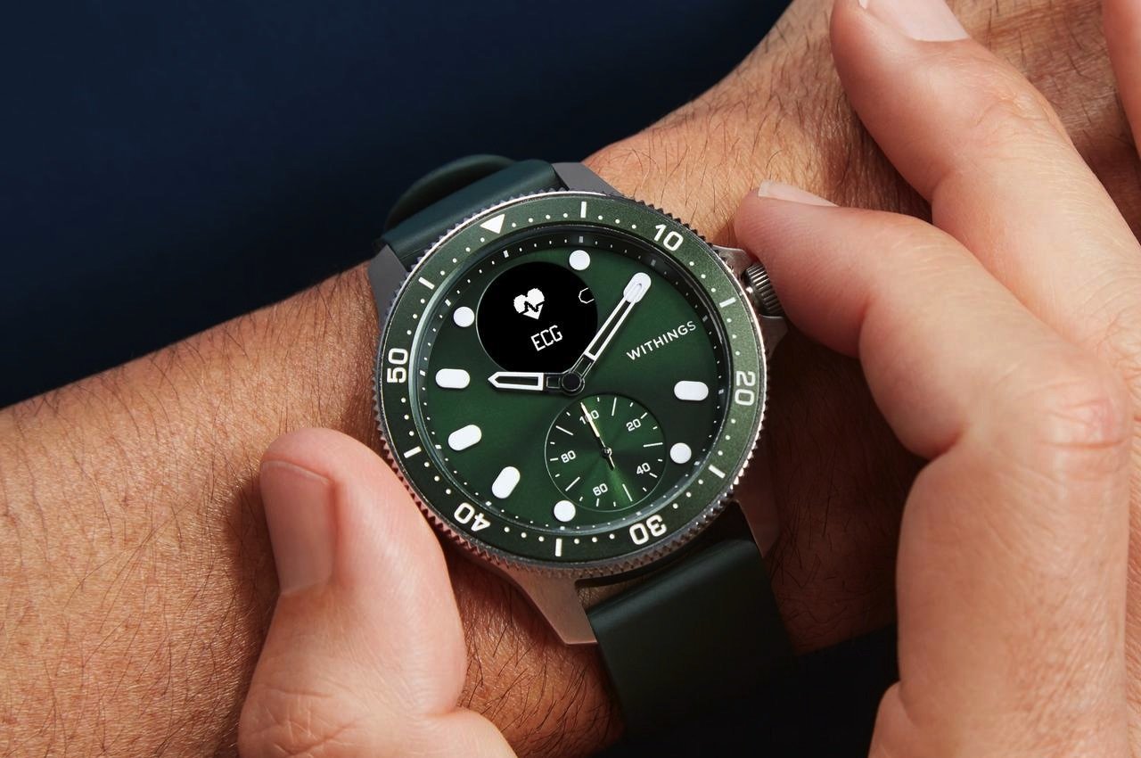 Withings Scanwatch Horizon Smartwatch ressemble à une montre de plongée de luxe