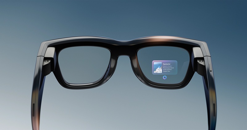 Ray-Ban Display smartglasses with full colour display