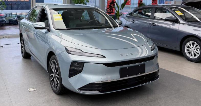 Roewe D6 sur une route de haute montagne