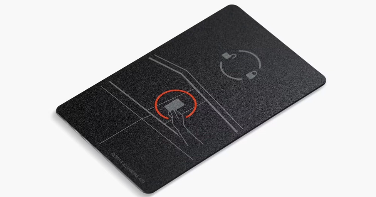 Carte-clé Tesla en métal dans votre main