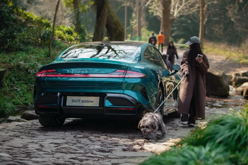 La voiture électrique SU7 Ultra de Xiaomi dans une luxueuse couleur vert émeraude