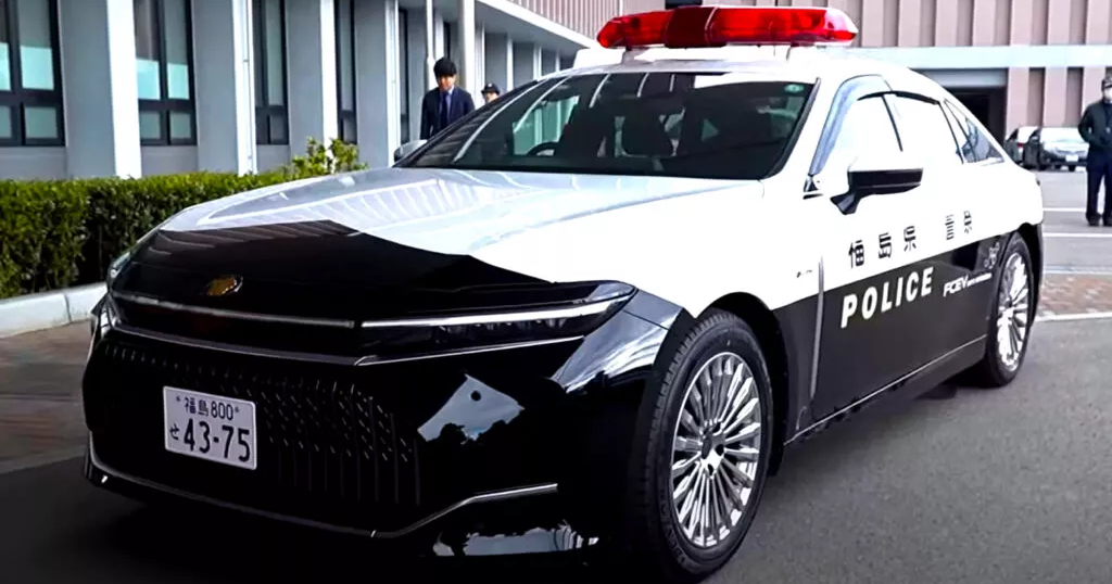 Полицейская версия Toyota Crown FCEV в префектуре Фукусима