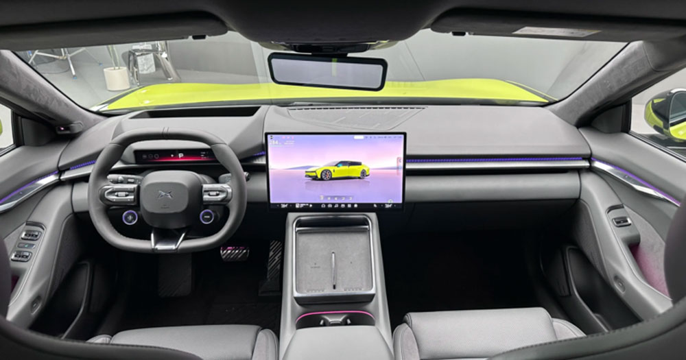 Xpeng P7 у профіль