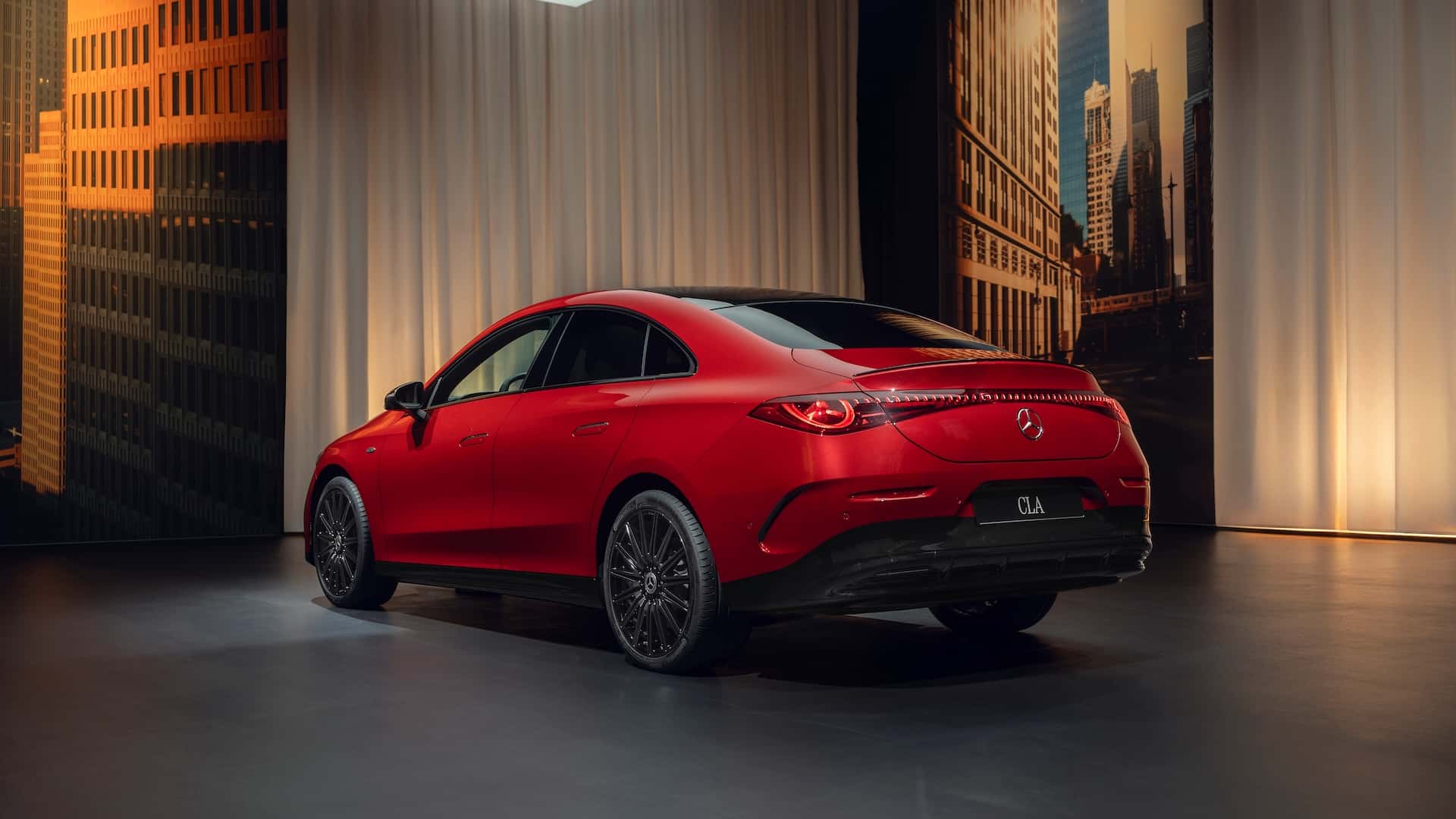 Новий Mercedes-Benz CLA на тлі красивого пейзажу