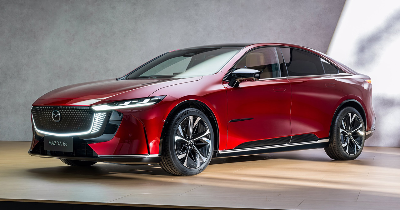 Mazda 6e на тлі заводу