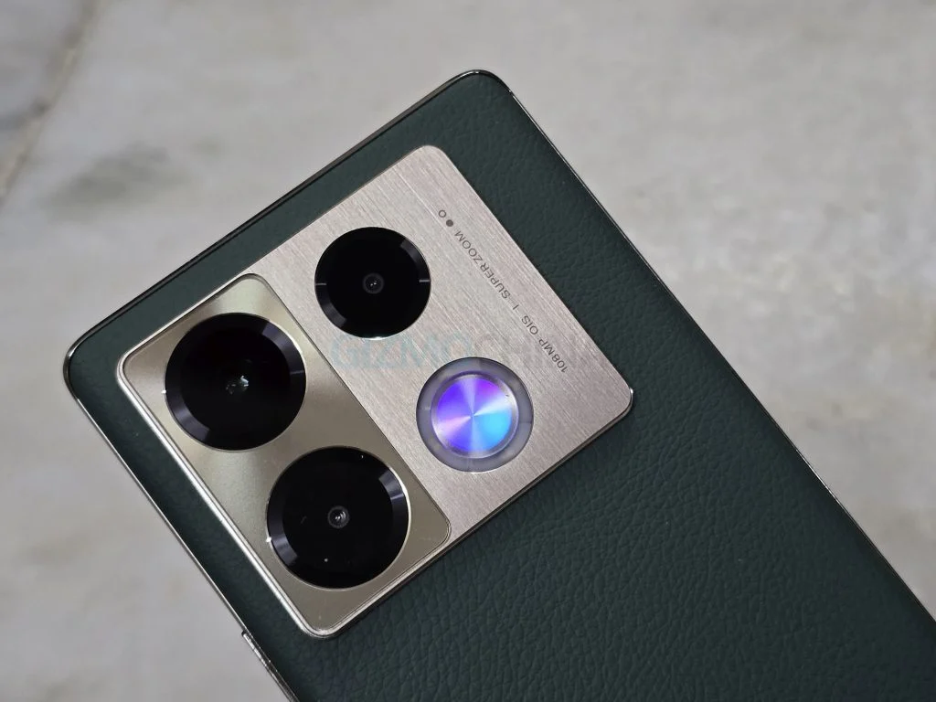 Смартфон Infinix Note 50 з включеним дисплеєм
