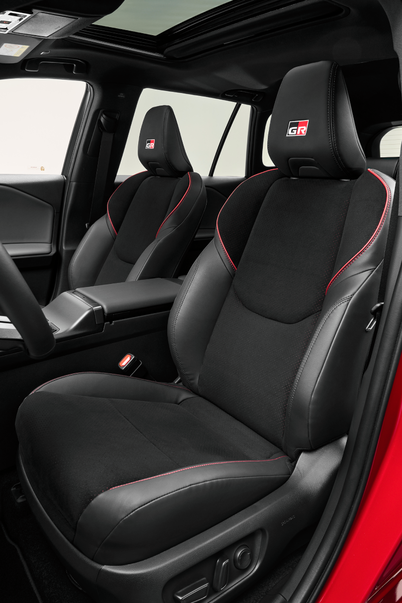 Інтер'єр Toyota RAV4 GR Sport з червоними акцентами