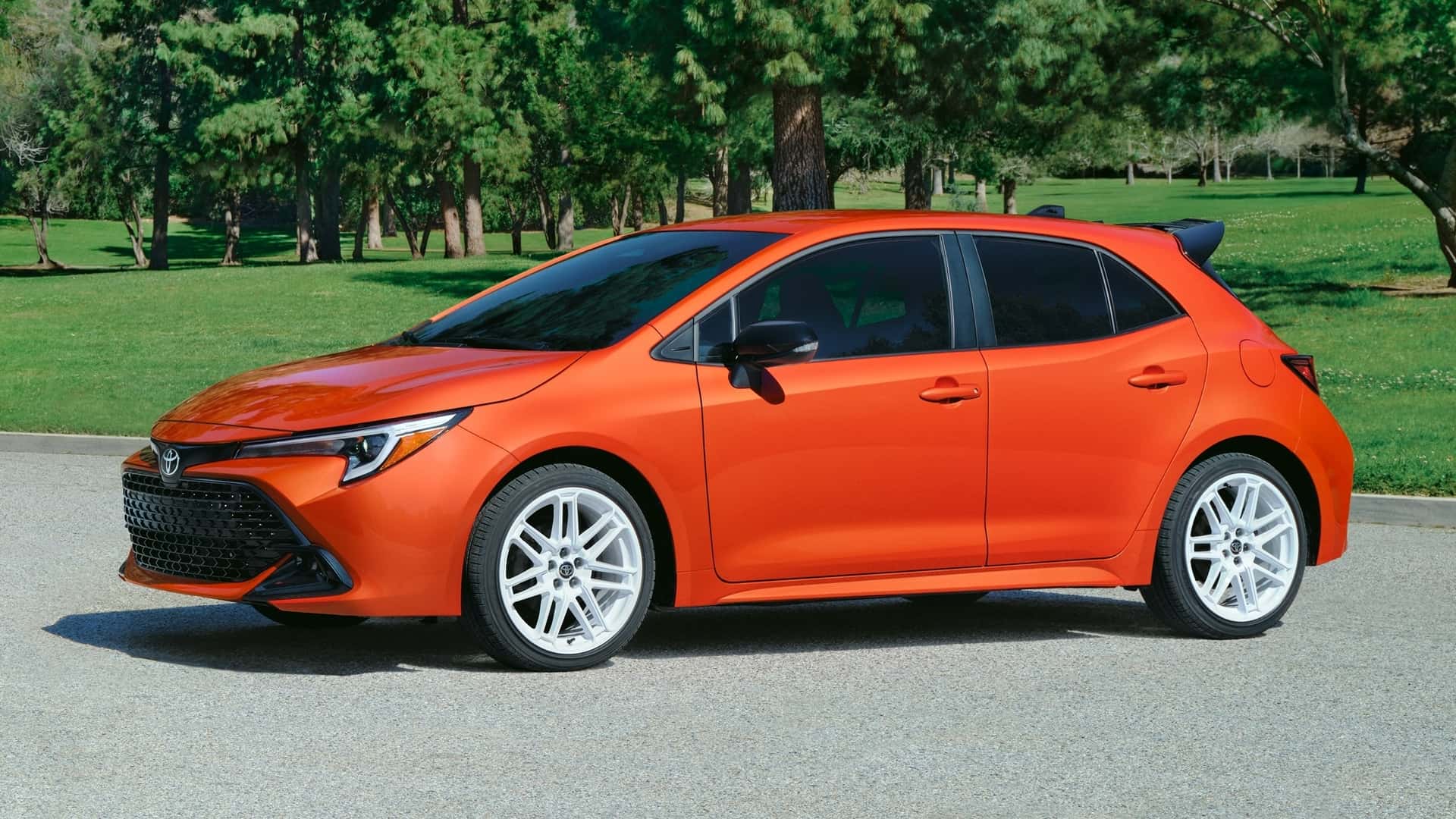 Toyota Corolla Hatchback FX Edition яскравий помаранчевий колір
