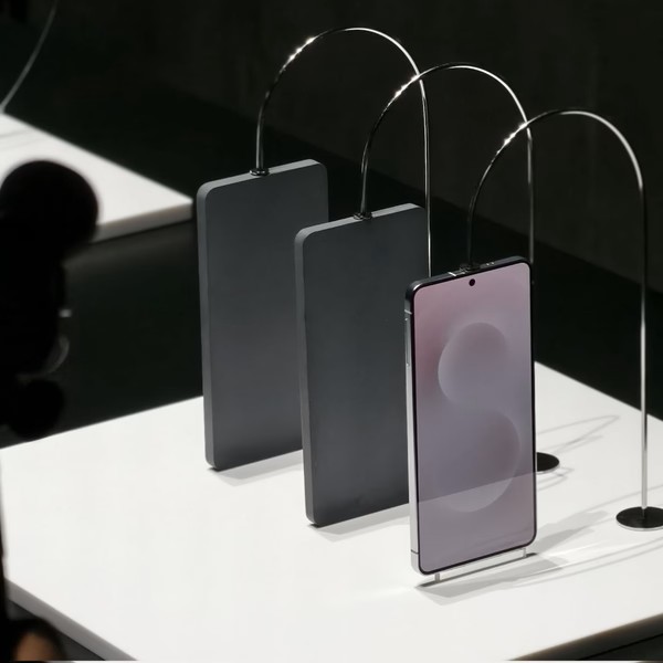 Le smartphone Galaxy S25 Edge présenté au salon