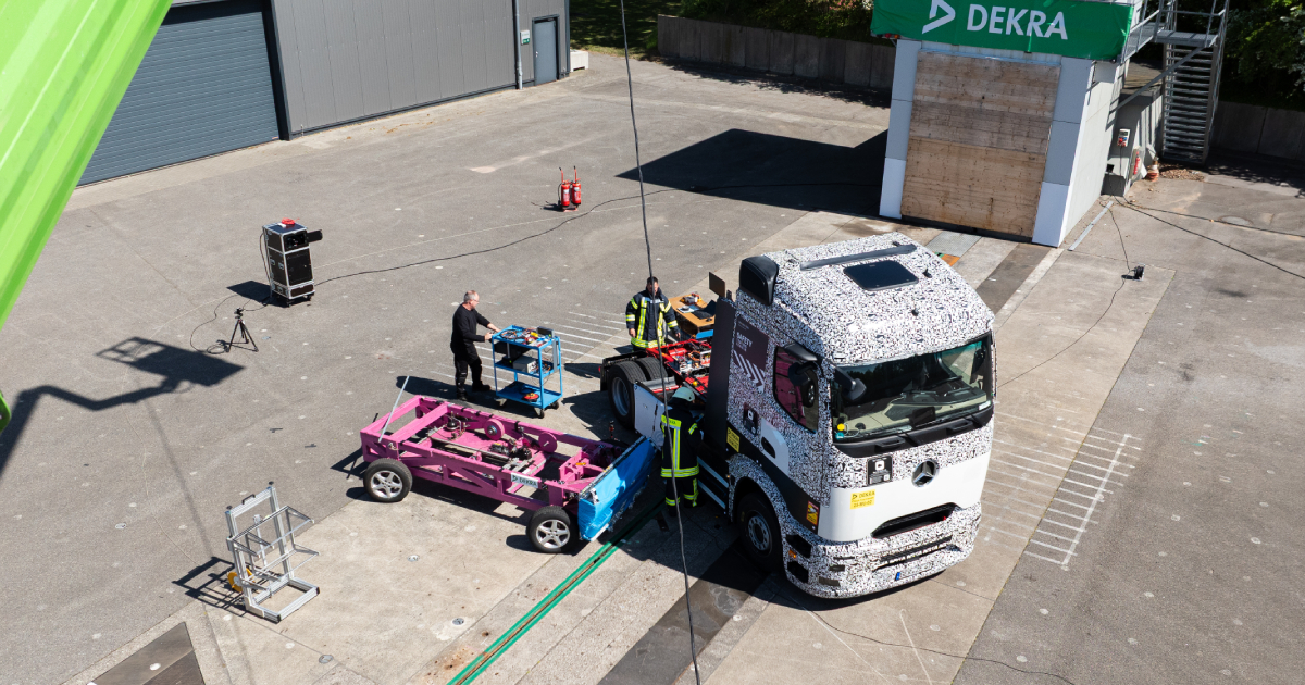 Тестовой удар тягача Mercedes-Benz eActros 600
