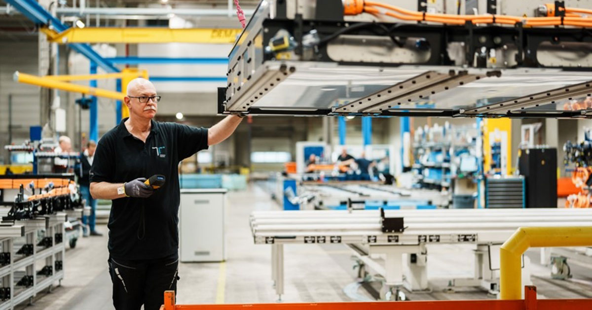 Battery reconditioning at the Mercedes-Benz facility