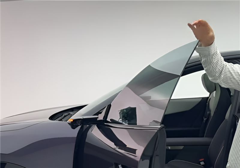 Інтер'єр Mazda EZ-60 з широким дисплеєм