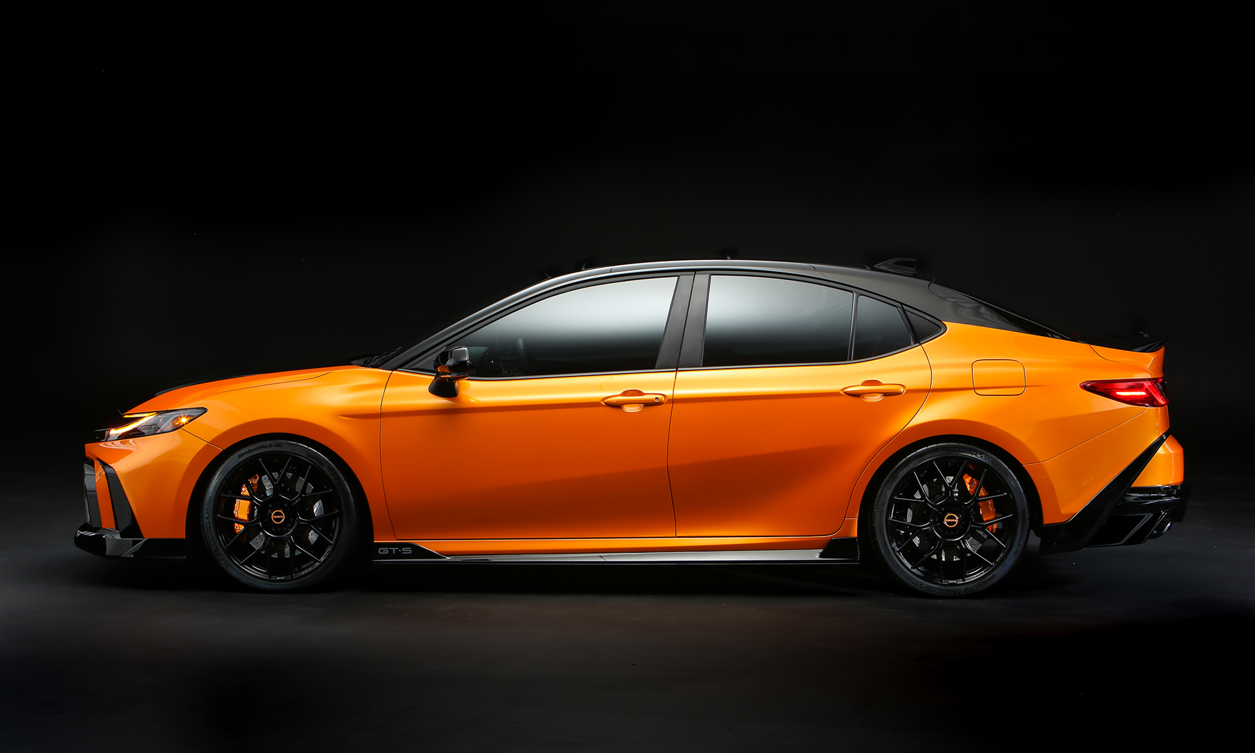 Концепт-кар Toyota Camry GT-S вид збоку