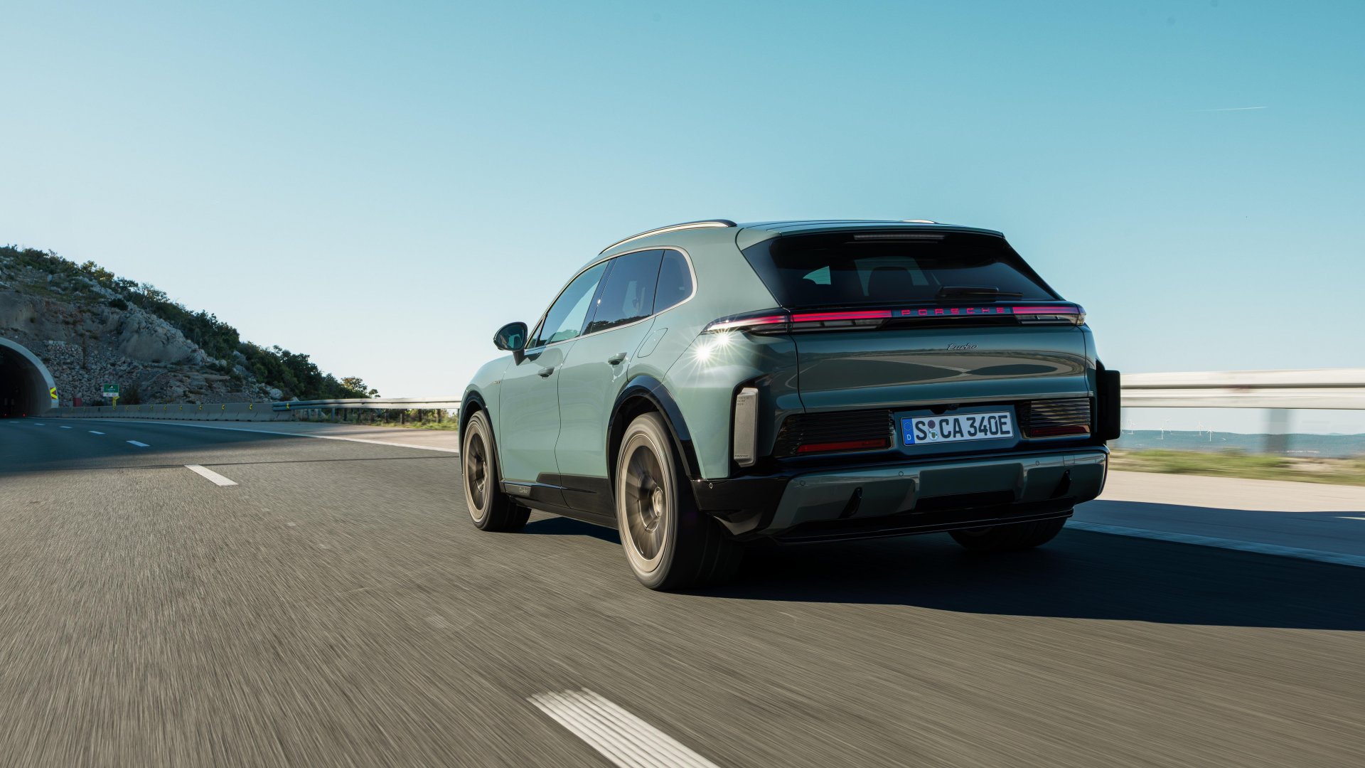 Porsche Cayenne Electric вид сзади
