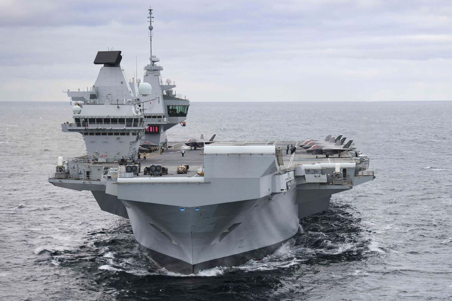 The British aircraft carrier HMS Queen Elizabeth, carrying fifth-generation F-35B Lightning II fighters, has transferred to NATO command for the first time in history-2