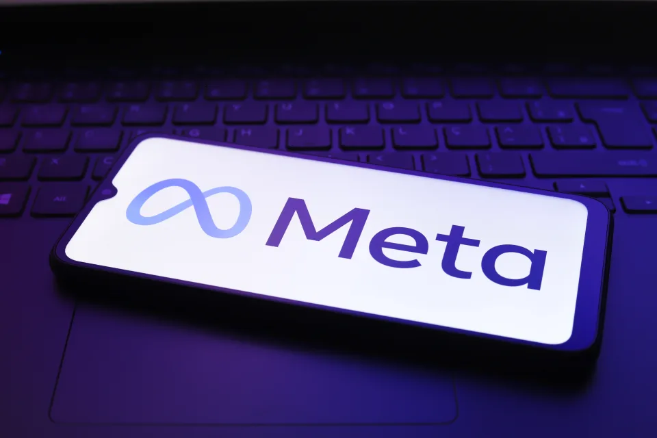 Логотип Meta на смартфоні