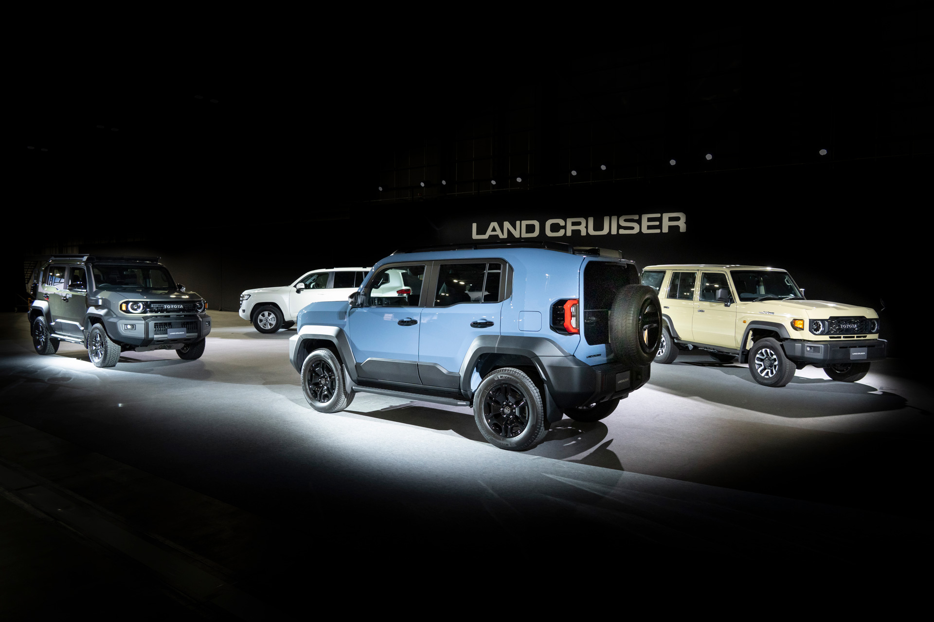 Toyota Land Cruiser FJ - interior details