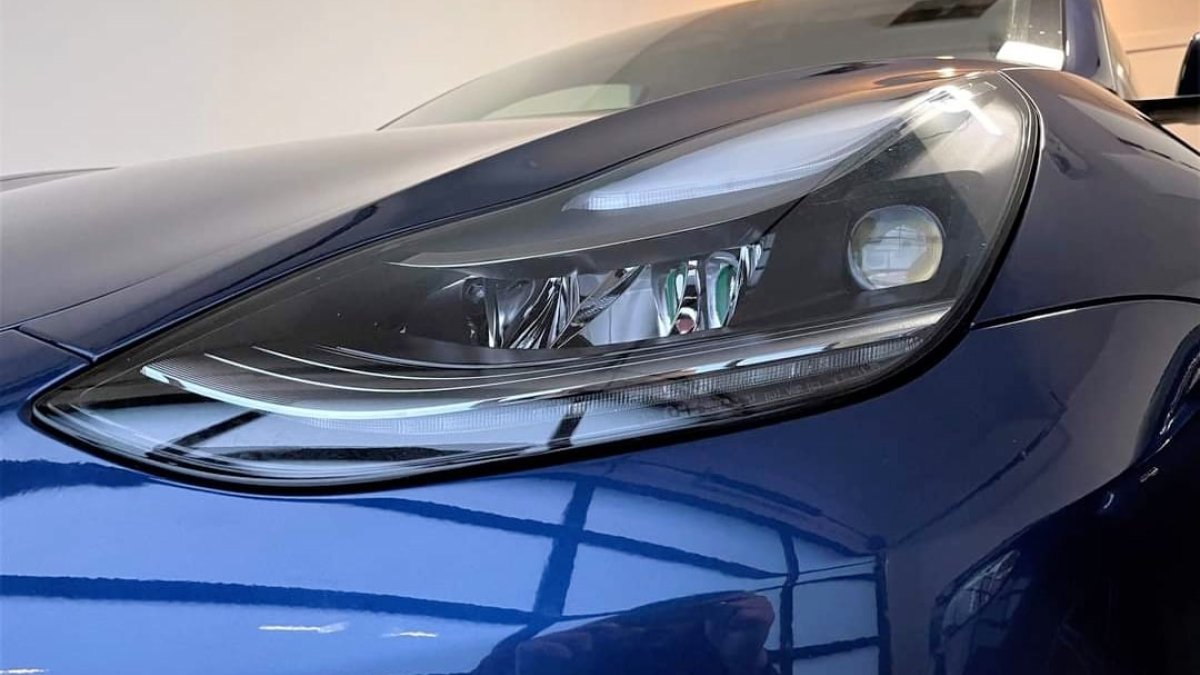Матричная фара Tesla