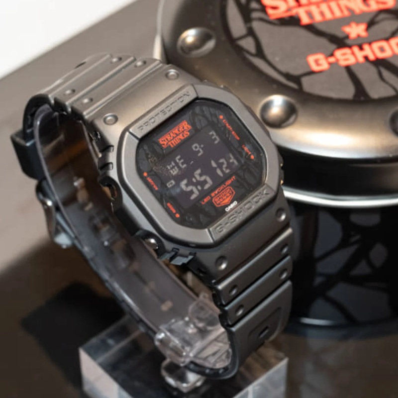 Montres Casio DW-5600 décorées d'éléments de la série Stranger Things