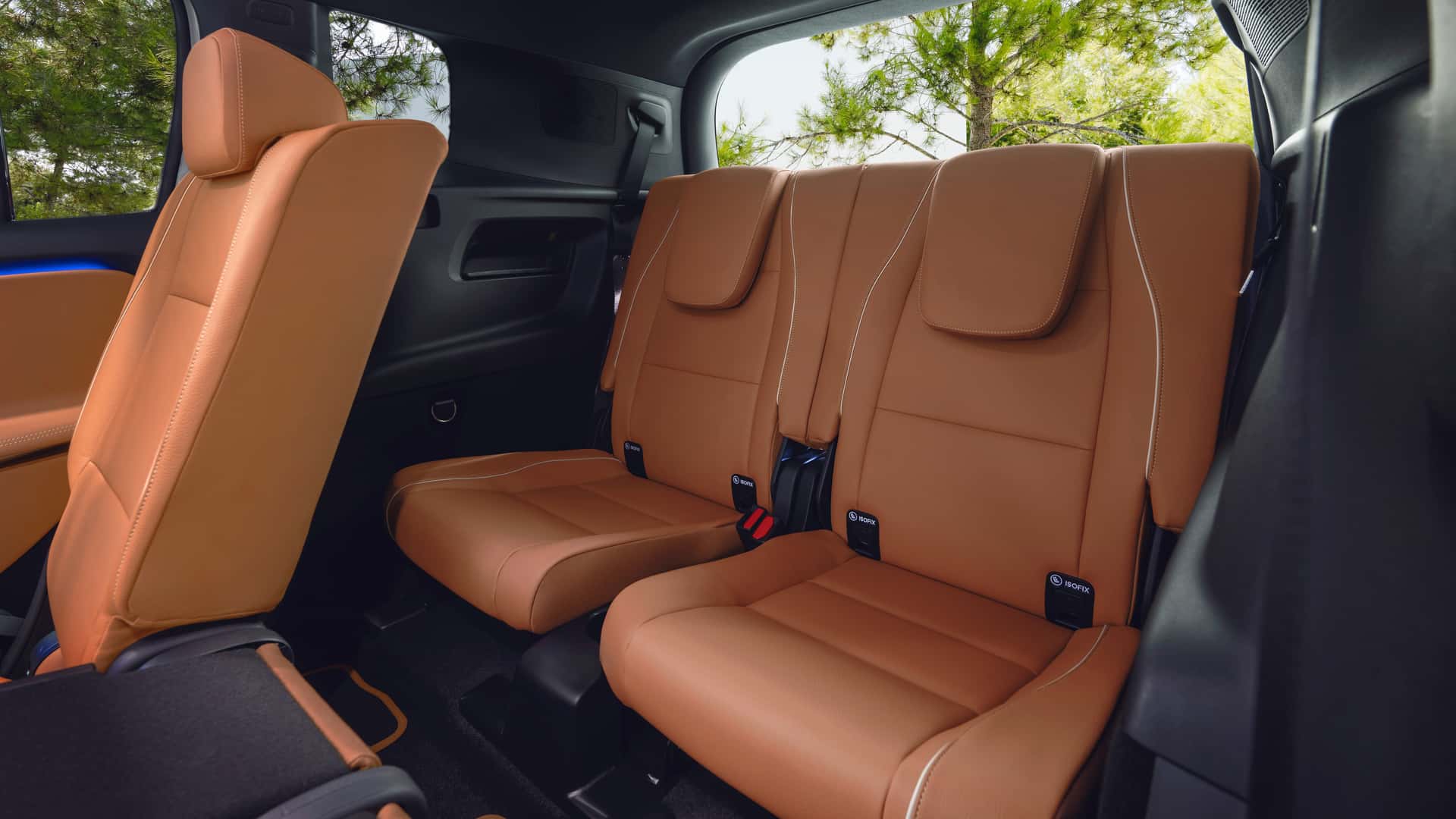 New Mercedes-Benz GLB 2026 on the road