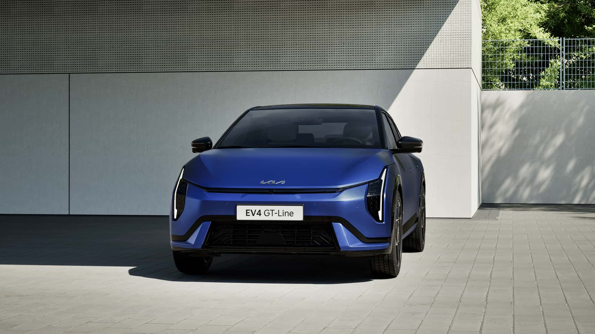 Kia EV4 на дороге