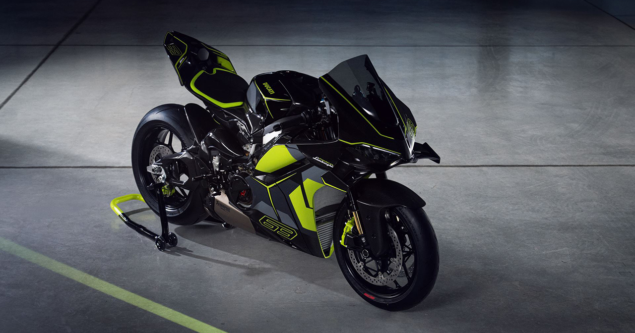 Спортбайк Ducati Panigale V4 Lamborghini на фоне эксклюзивного дизайна
