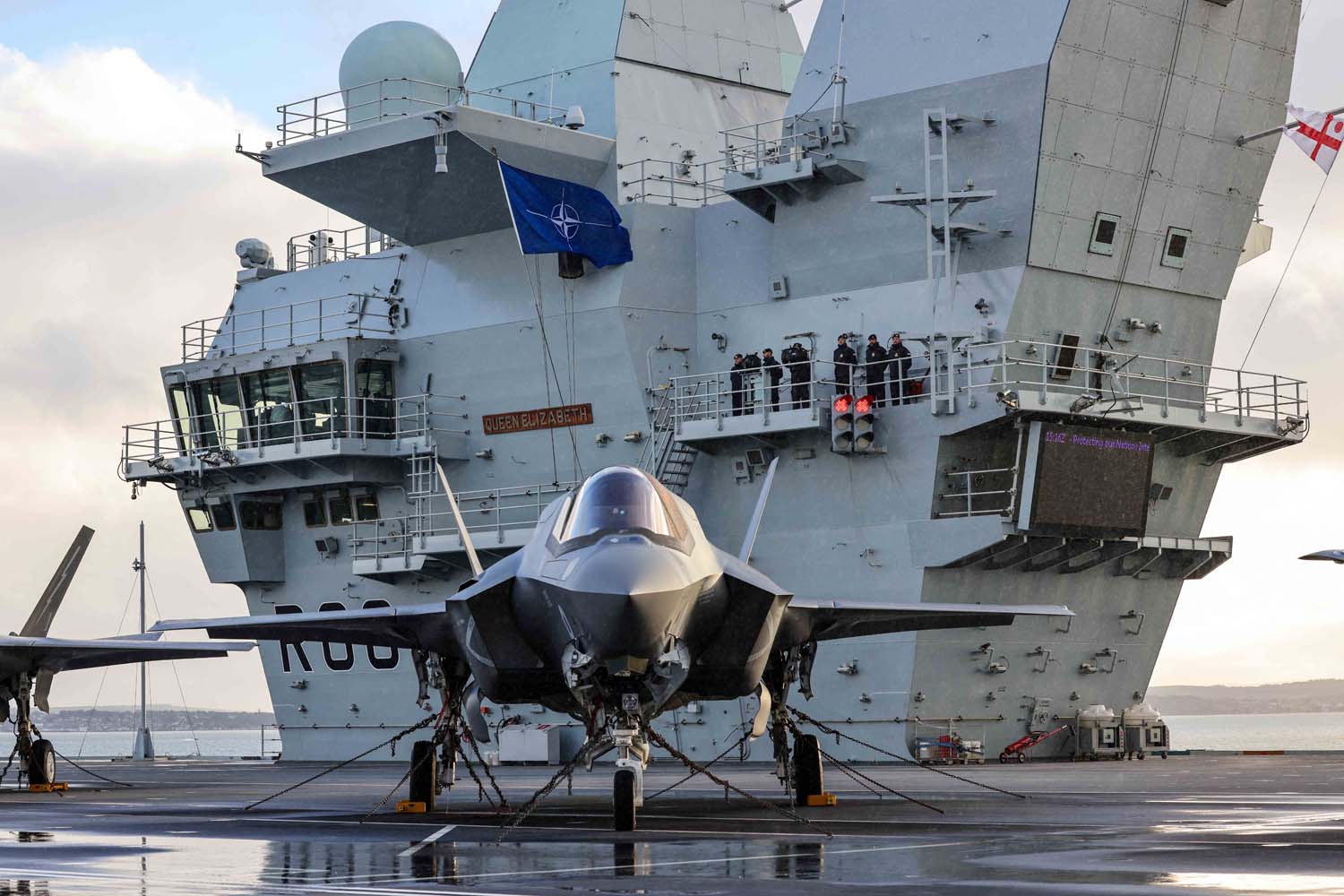 The British aircraft carrier HMS Queen Elizabeth, carrying fifth-generation F-35B Lightning II fighters, has transferred to NATO command for the first time in history-5