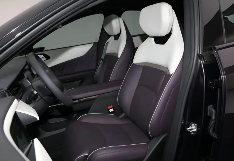 Стильний інтер'єр кросовера Mazda EZ-60
