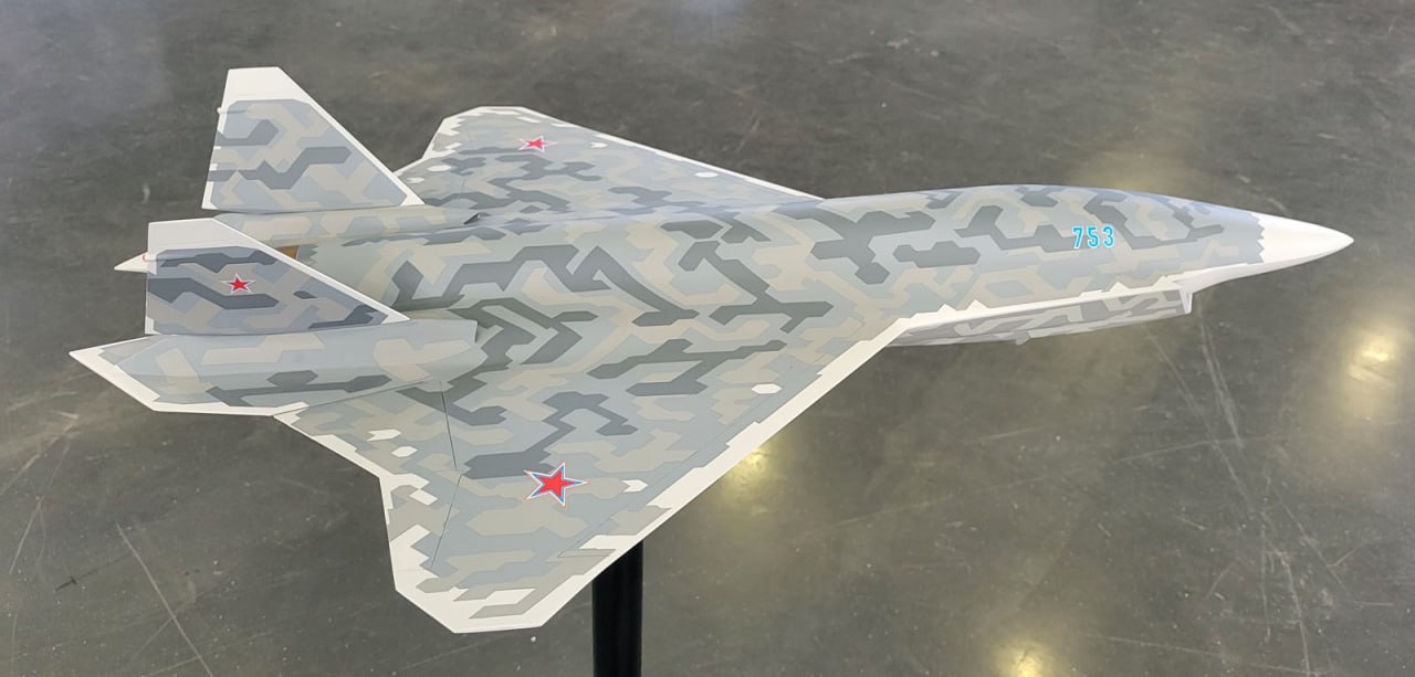 Les Russes ont montré pour la première fois à quoi ressemblera la version sans pilote de l'avion de combat de cinquième génération Su-75 Checkmate.