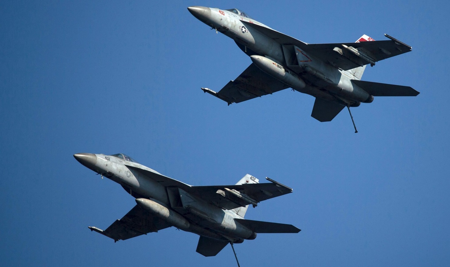 USS Gerald R. Ford, le plus grand porte-avions du monde, qui a coûté plus de 13 milliards de dollars, avec des chasseurs F/A-18 Super Hornet en patrouille dans la mer Adriatique.