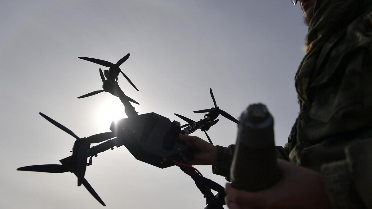 Ефектне відео: українські FPV-дрони розгромили колону російської техніки в прикордонному районі Курської області