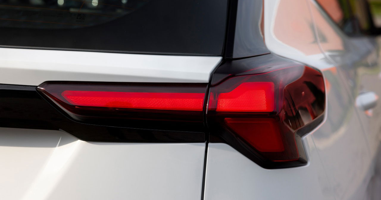 Изображение Chevrolet Bolt EV на фоне завода