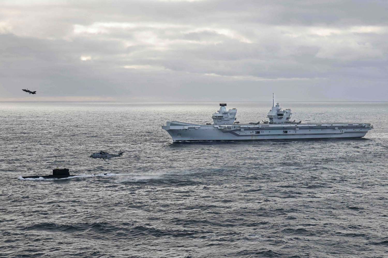 The British aircraft carrier HMS Queen Elizabeth, carrying fifth-generation F-35B Lightning II fighters, has transferred to NATO command for the first time in history-6