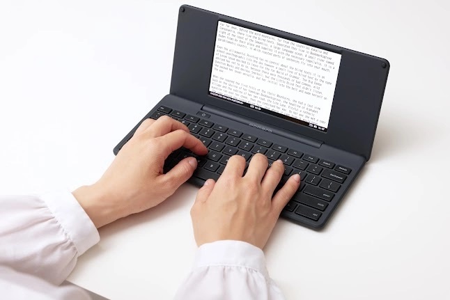 Цифрова друкарська машинка Pomera DM250, вигляд спереду